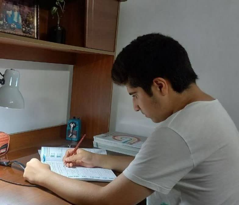 گفت و گو با پارسا زاهدی دانش آموز برتر با 700 پاسخ صحیح