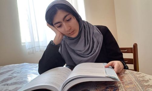 گروه منحصرازبان بخوانند،گفتگوبازهرا احمدی دانش آموزبرتراز شهرکرد