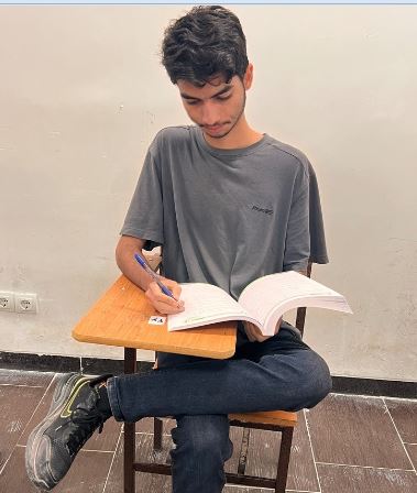 محمدامین واعظی رتبه 4 منطقه 3 کنکور انسانی 1404(3سال، 139آزمون)