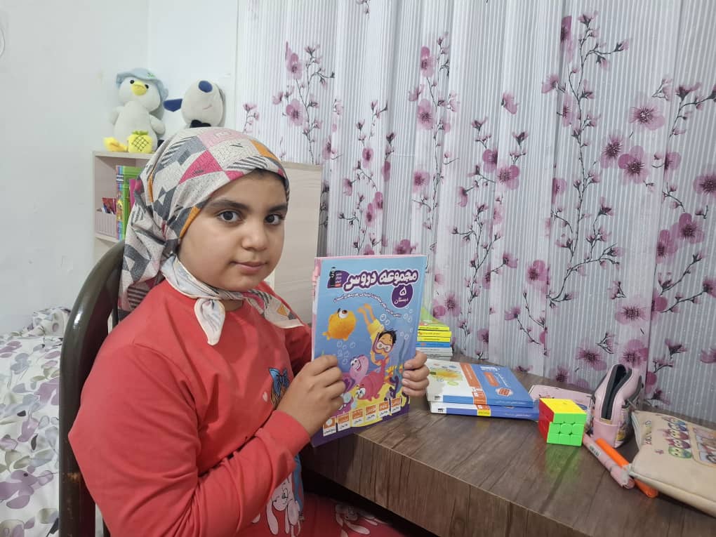 گفت و گو با آرینا جاویدی؛ دانش آموز پر تلاش عضو باشگاه هفتصدتایی