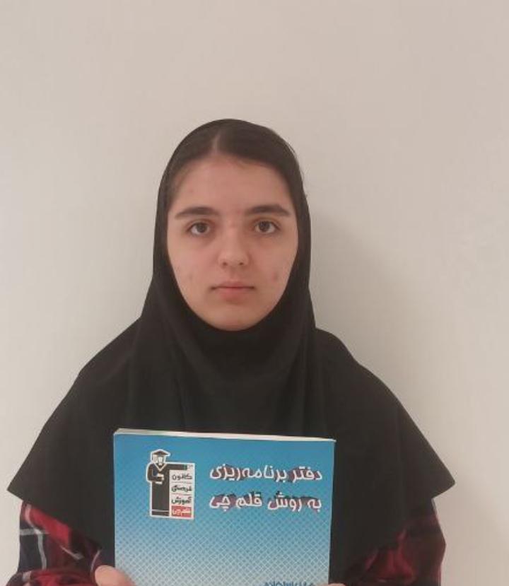 گفت و گو و مصاحبه با  سوگل حسینی خمس دانش‌آموز  دوازدهم تجربی