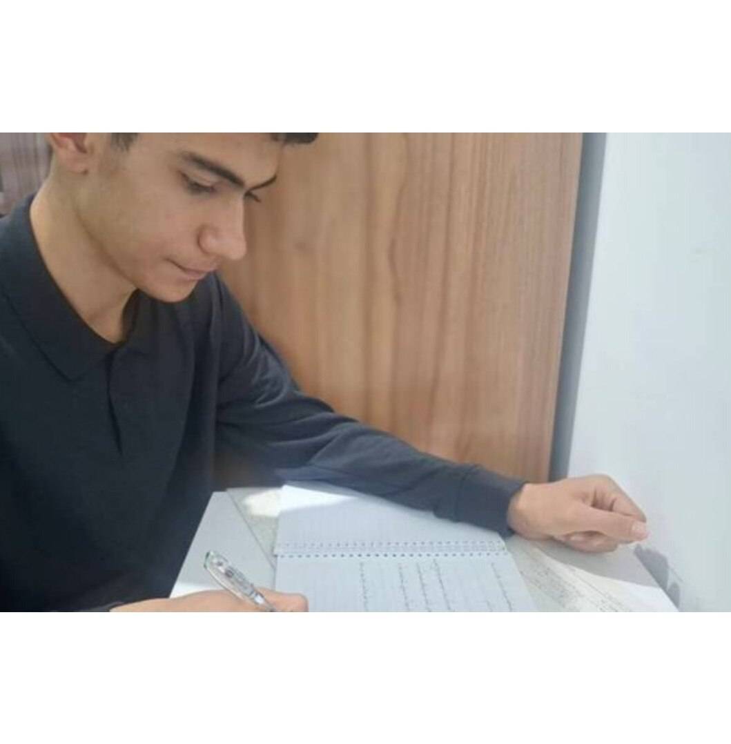 محمدامین؛ دانش آموز هدفمند با برنامه ریزی دقیق و روحیه پیشرفت