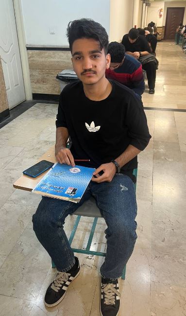 آروین وسطی از آمل از کتاب‌های سه سطحی استفاده می‌کنم