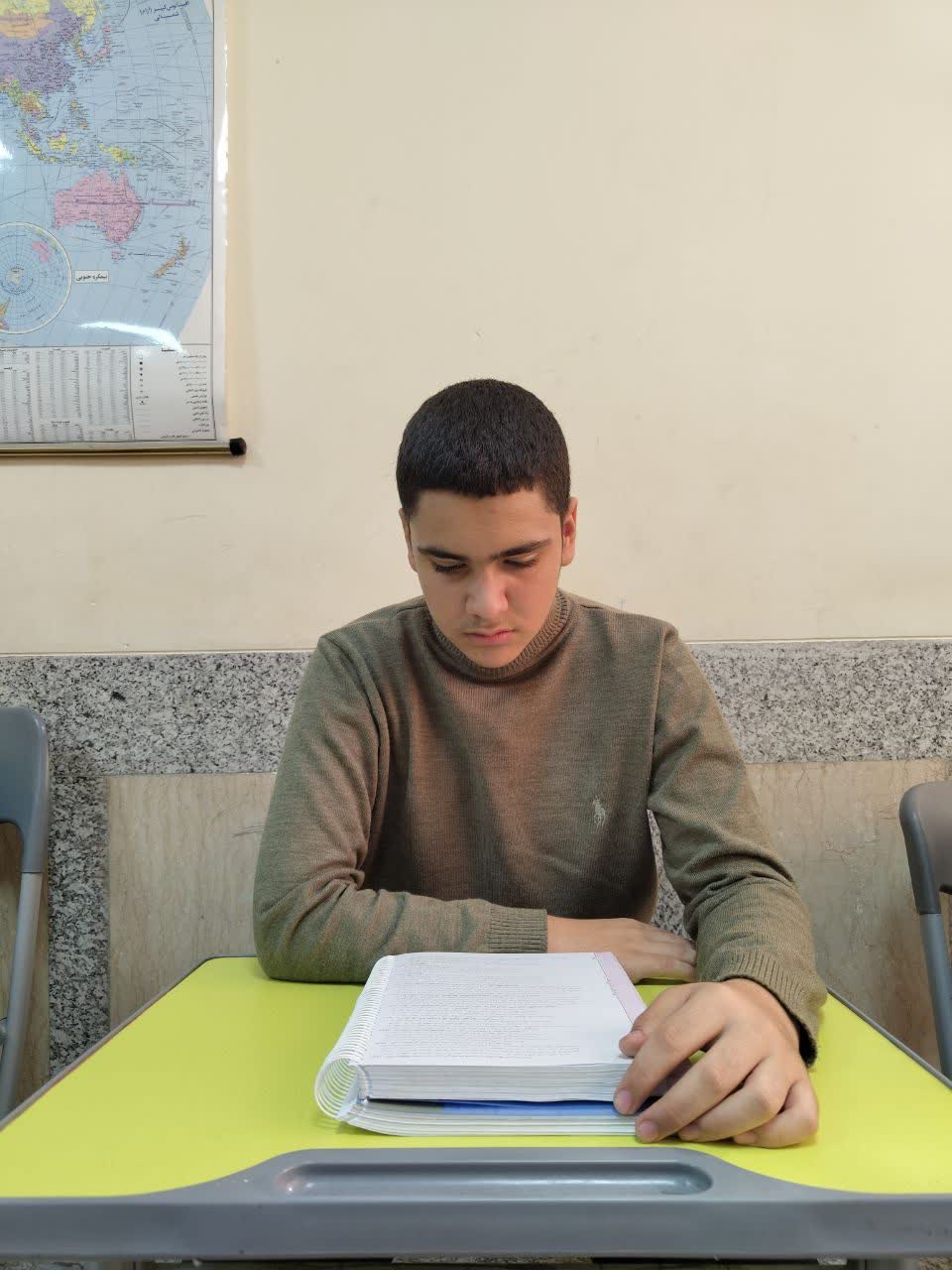 گفتگو با احمدرضا اکبری پور پایه 11انسانی عضو باشگاه 500تائی