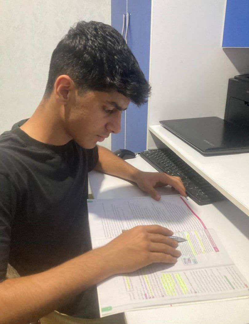 امیرعلی زارع از کتاب‌های سه‌سطحی قلم‌چی استفاده می‌کنم