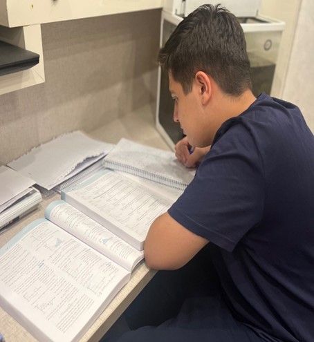 مصاحبه با  مبین رضائی دانش آموز  دوازدهم ریاضی از  تبریز