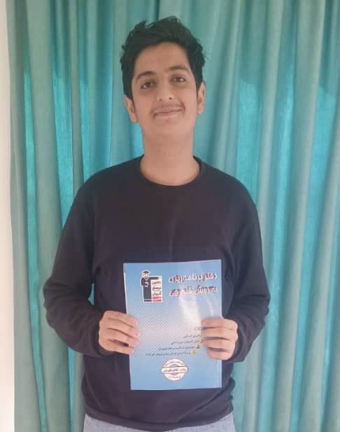 کیارش نصیری کارنامه را از طریق اپ کانونی‌ها دریافت می‌کنم