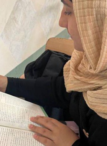 ملیسا رمضانی حل نمونه‌سوالات تشریحی از کتاب پرتکرار کمک کننده است