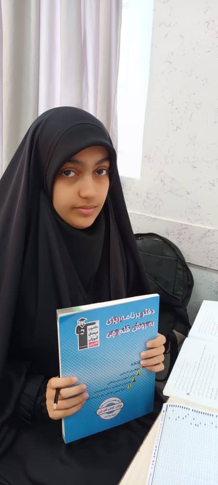 گفتگو با زهرا اکبری معین دانش آموز برتر پایه یازدهم از همدان یک