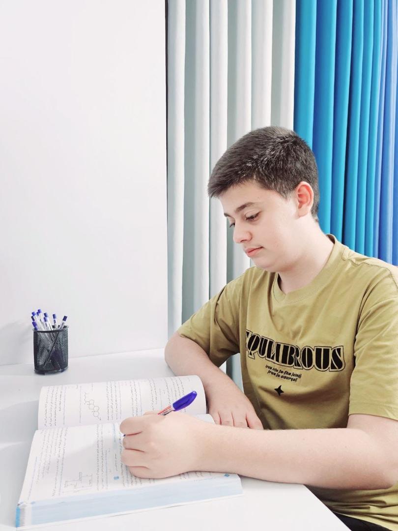 محمدامین مرادی قهرمان پیوستگی از مدرسه تیزهوشان از شهر آمل