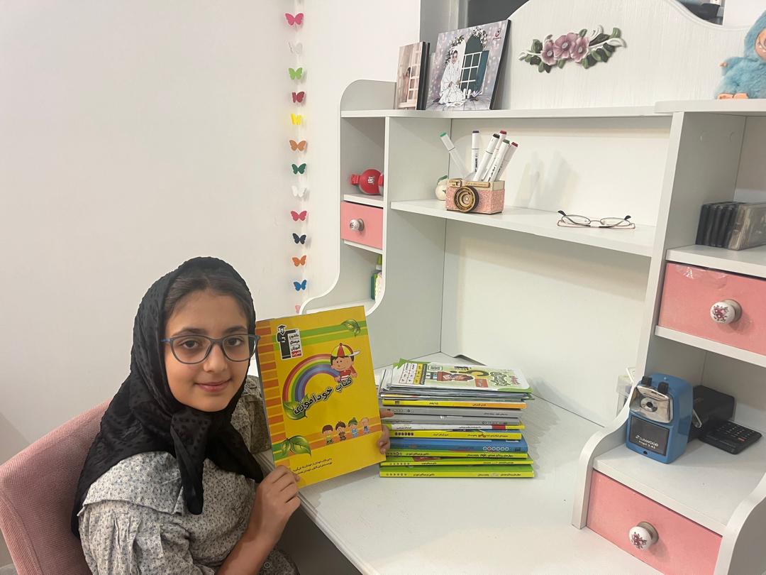 نازنین زهرا بهرامیان پنجم دبستان قهرمان تابستان و پاییز