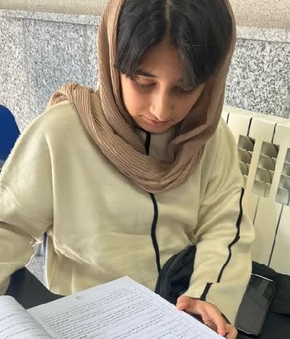 مهنا تنکابنی رضایی از مطالعه موفق خود در دروس عمومی می‌گوید