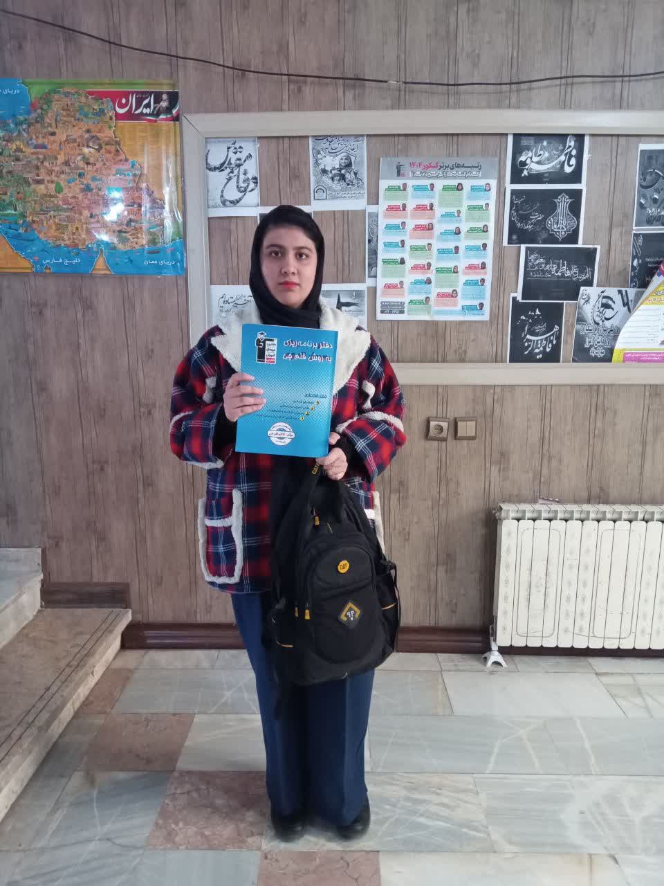 گفتگو با حنانه جعفری پایه 12انسانی قهرمان پیوستگی در پائیز