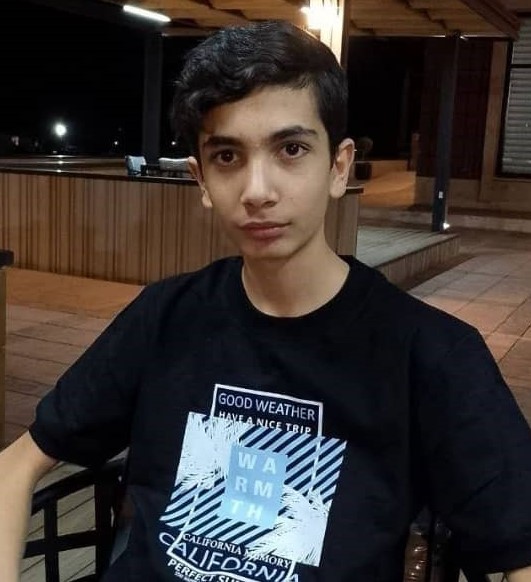 پویا حمزه ؛پایه نهم ، 5 سال عضو کانون هستم با کانون رشد کردم .