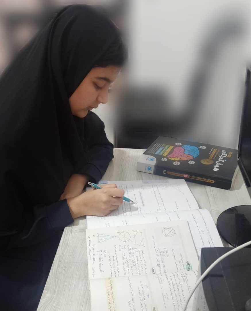 گفتگو با ریحانه دیانت  پایه نهم قهرمان پیشرفت از قیروکارزین ،فارس