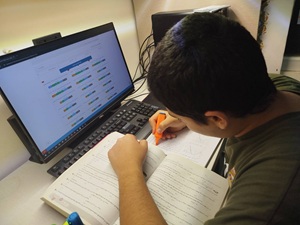 گفتگو با اهورا خنده می‌قهرمان پاییز