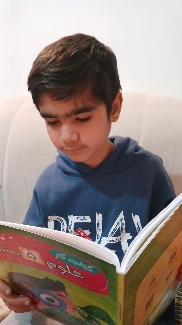 گفت و گو با دانش اموز پر تلاش حسین حسین زاده پایه پنجم