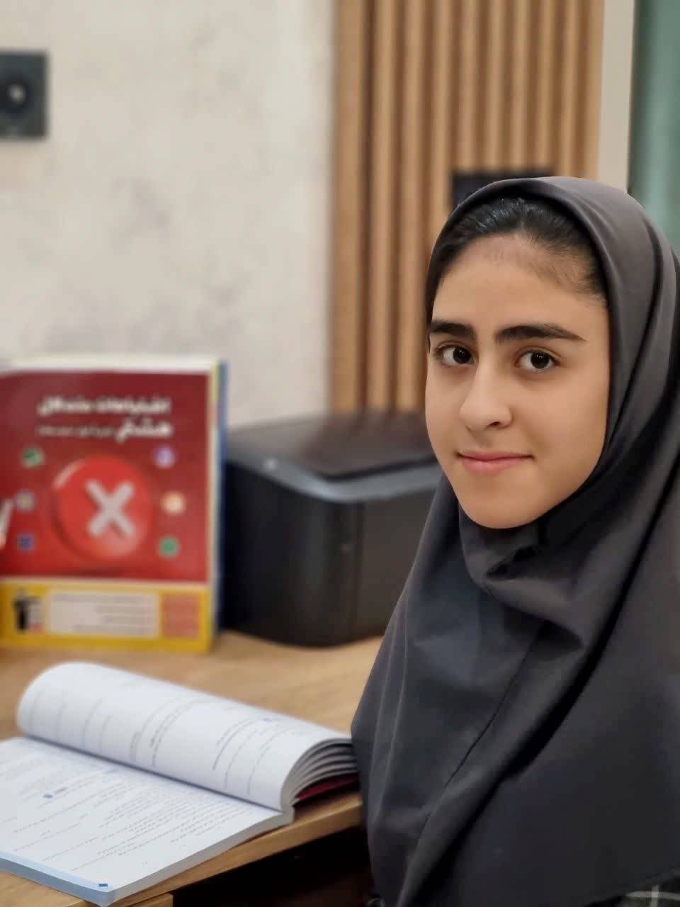 گفتگو با باران خسروی پایه هشتم قهرمان پیشرفت و پاییزازآباده