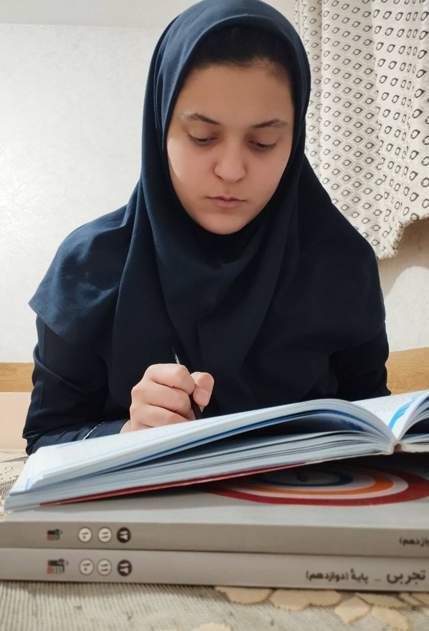 گفتگو با فاطمه لاجوردی رتبه برتر کنکوردوازدهم تجربی ازآباده