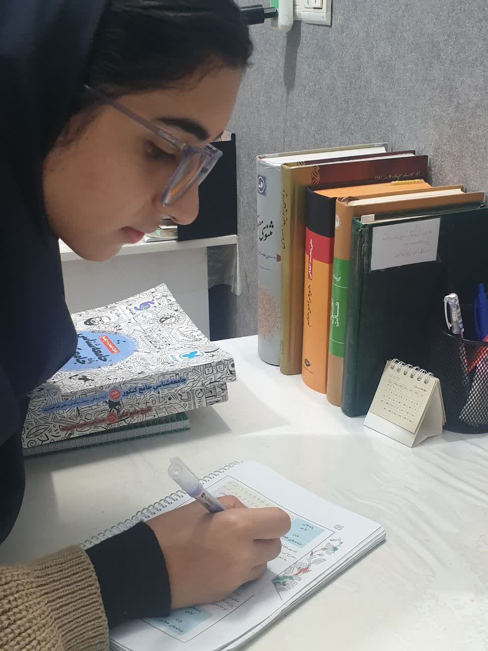 گفت وگو با رضوانه قدیری  پایه یازدهم انسانی قهرمان پیشرفت رفسنجان