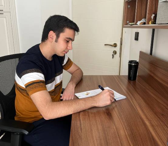 قهرمان پاییز، آرشان وطن چیان دانش آموز مقطع دوازدهم ریاضی