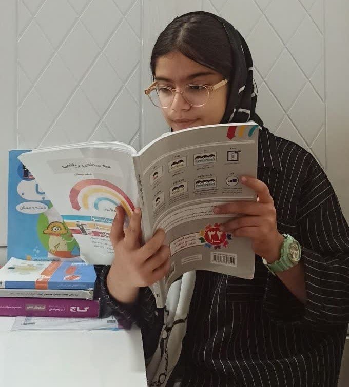 گفتگو با فاطمه السادات فتحی پایه ششم  قهرمان نیمسال اول از لنده