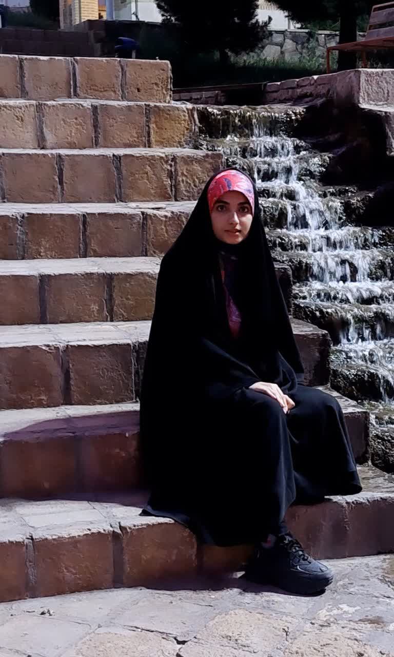 گفت و گو با مریم صادقی-  دانش آموز پرتلاش 12 انسانی