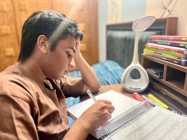 قهرمان پاییز، امیرعبادی دانش آموز مقطع دوازدهم ریاضی از مشهد