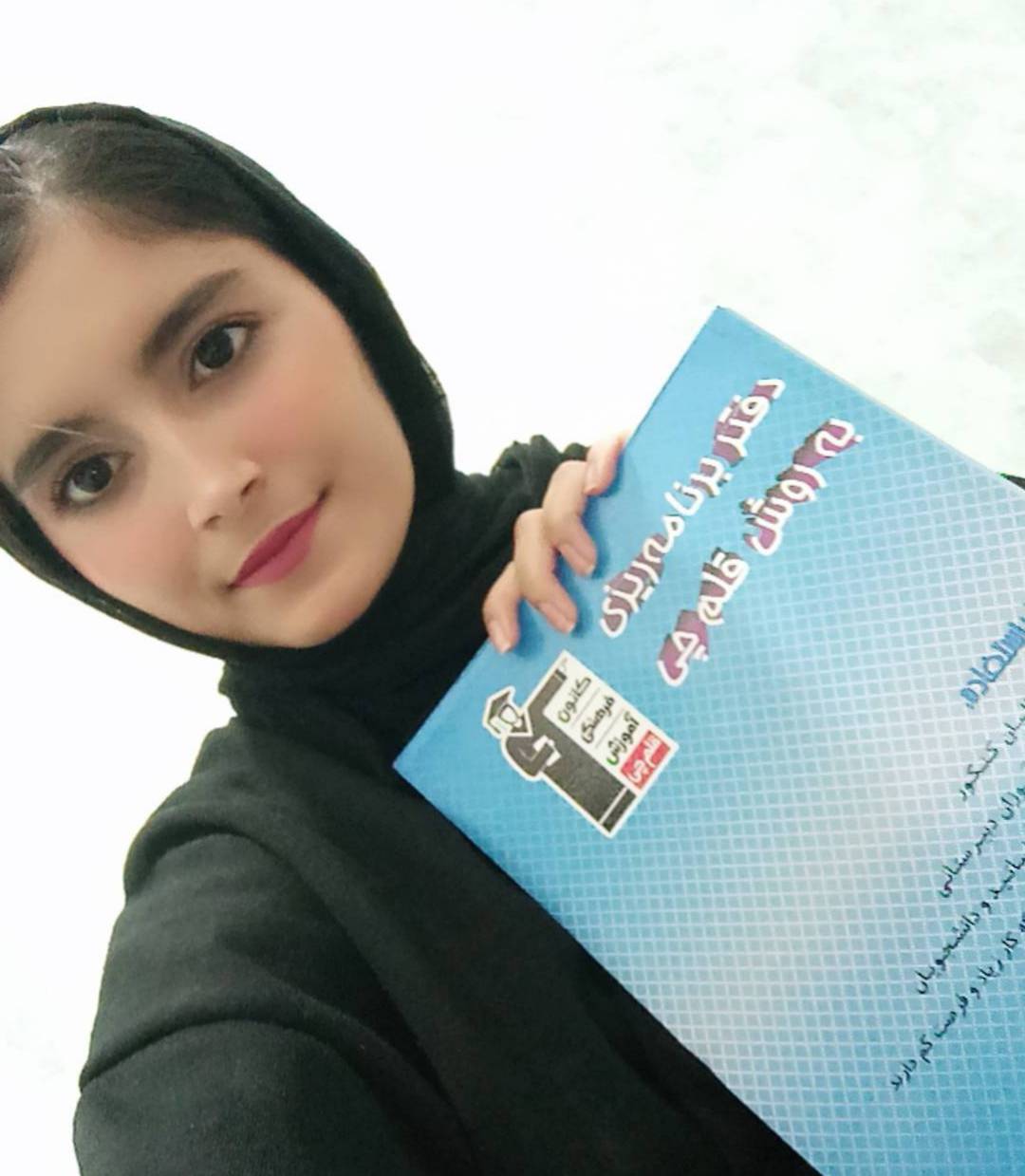 گفتگو با آیناز زارعی گلزار ؛ پایه دوازدهم رشته تجربی