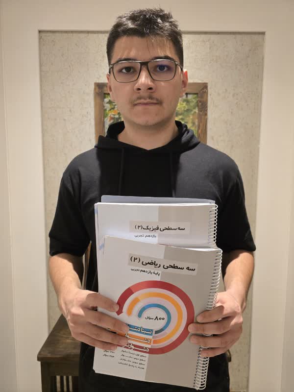 قهرمان پاییز:گفتگو با علی اشراقی پایه یازدهم تجربی