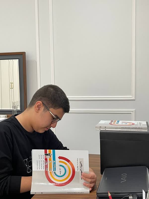 قهرمان پاییز:گفتگو با پارسا احمدی پایه نهم