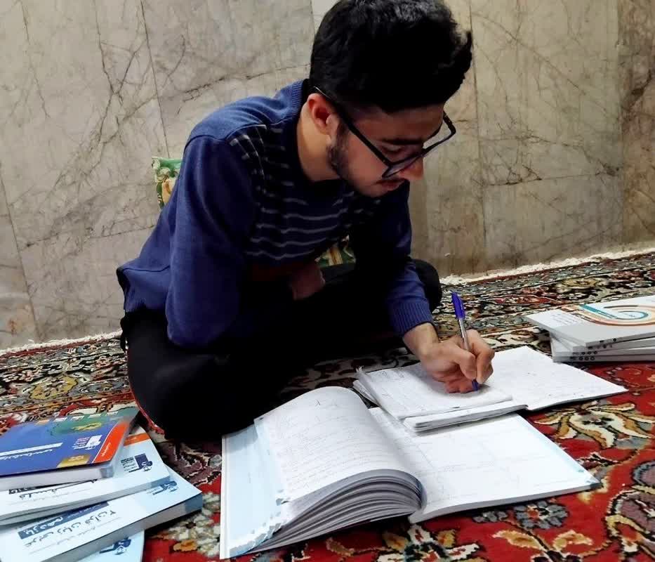 قهرمان پاییز:گفتگو بامحسن قلی پور مقدم پایه یازدهم انسانی