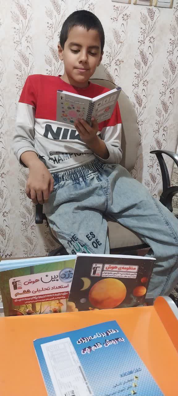 قهرمان پاییز، فرهاد متصرف دانش آموز مقطع ششم از مشهد