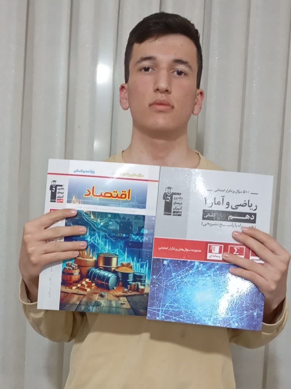 قهرمان پاییز، ابوالفضل تاتار دانش آموز مقطع دهم انسانی از مشهد