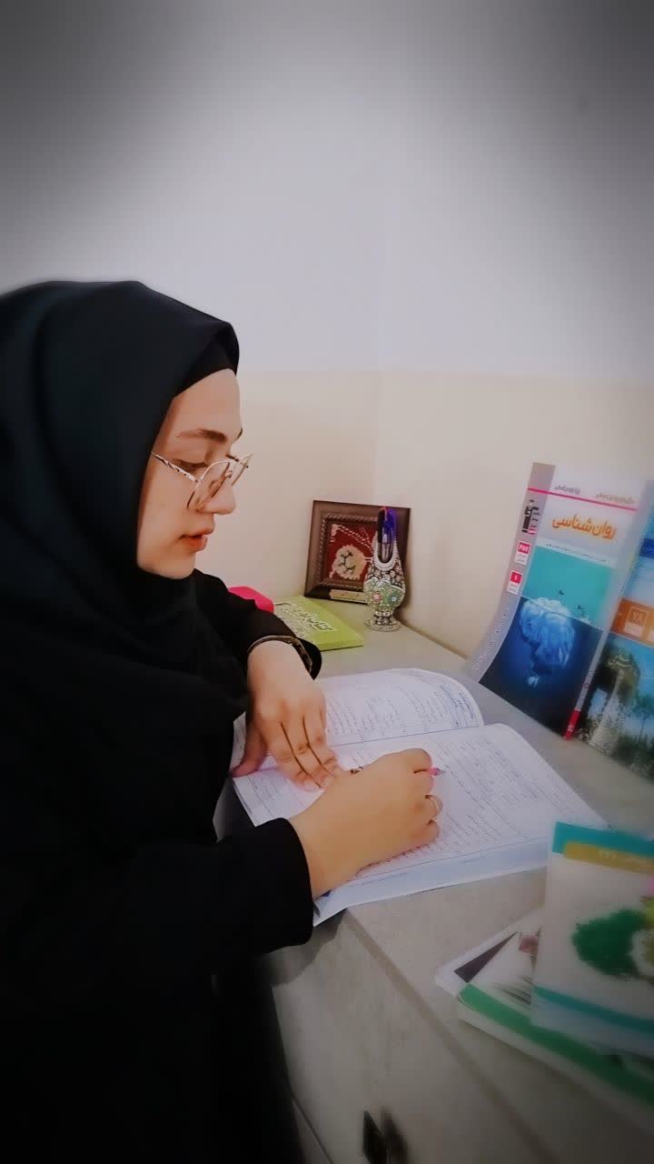 گفت و گو با زینب کاوه-دانش آموز پرتلاش 11 انسانی