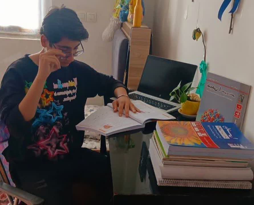 مهدی رزمی ؛دهم تجربی پرتلاش و هدفمند ،قهرمان پیوستگی از فیروزآباد