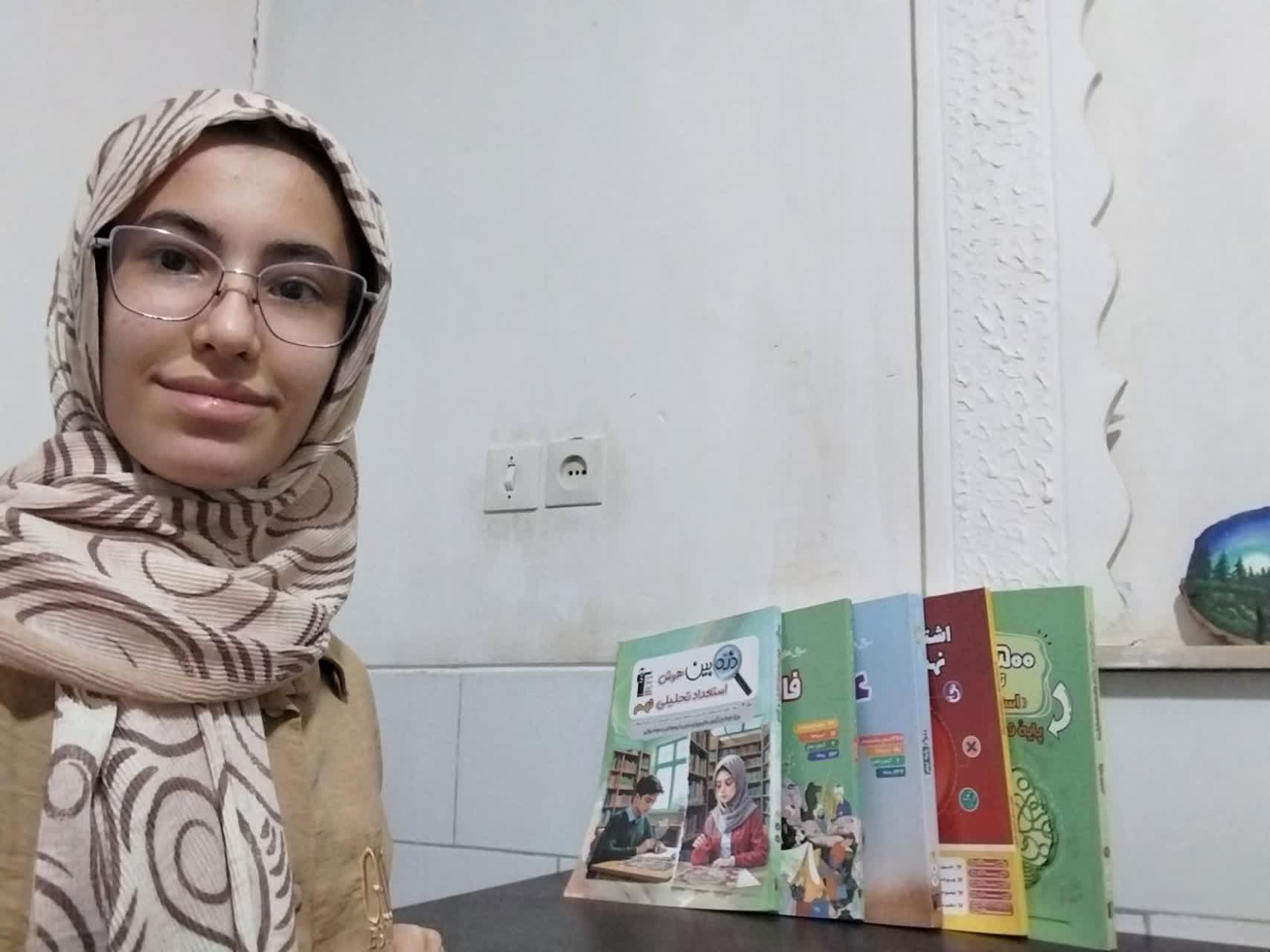 گفتگو با فاطمه افخمی قبولی مدرسه نمونه پایه نهم از میبد