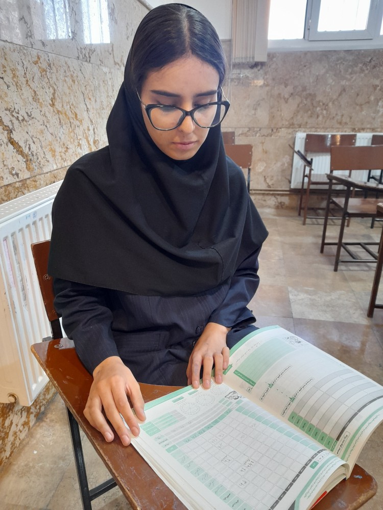 گفت و گو با آدرینا احمدی قهرمان پائیز یازدهم تجربی از ساوه