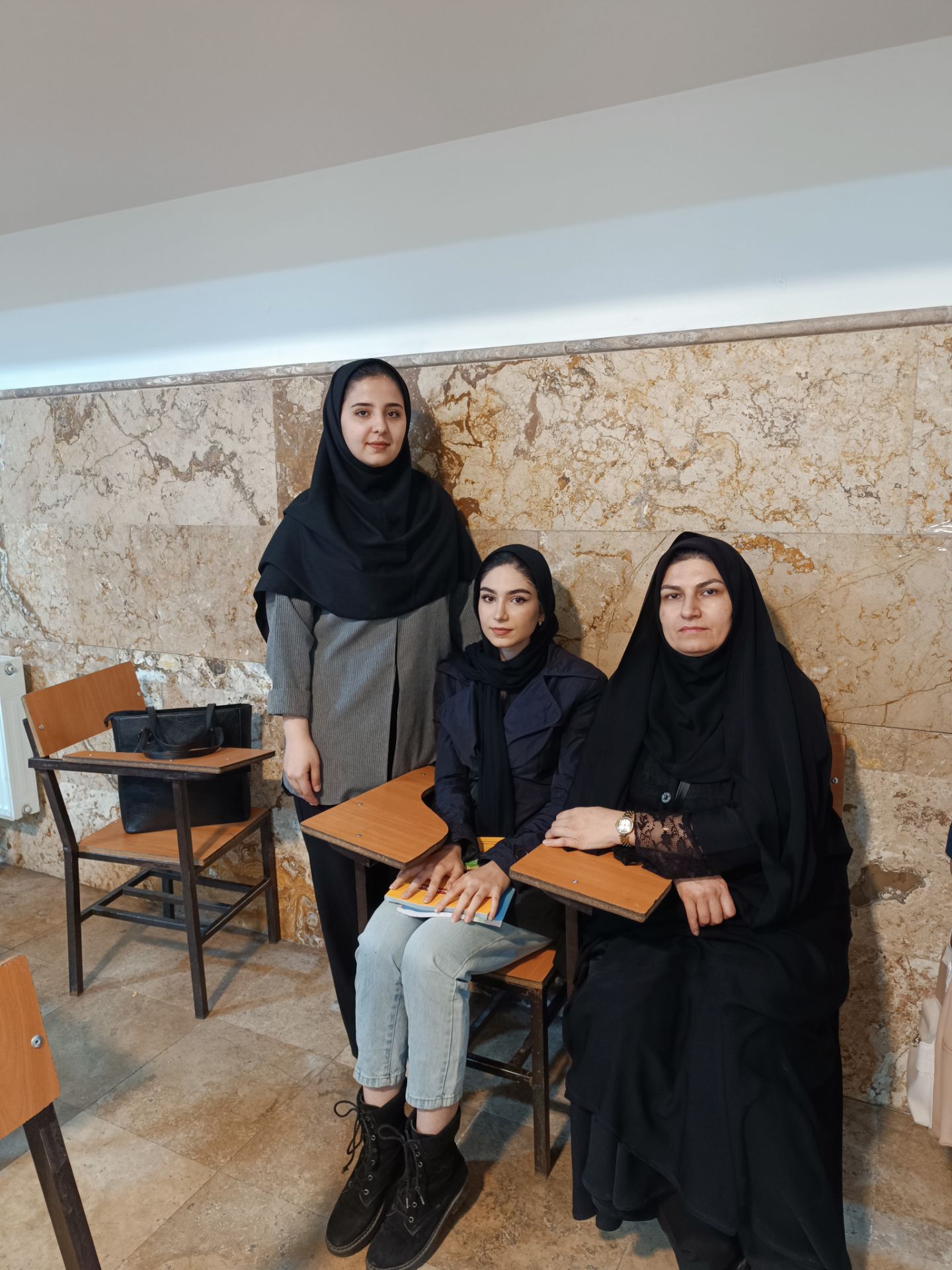 گفت و گو با آتنا امانی دختر تلاشگر دوازدهم تجربی از ساوه