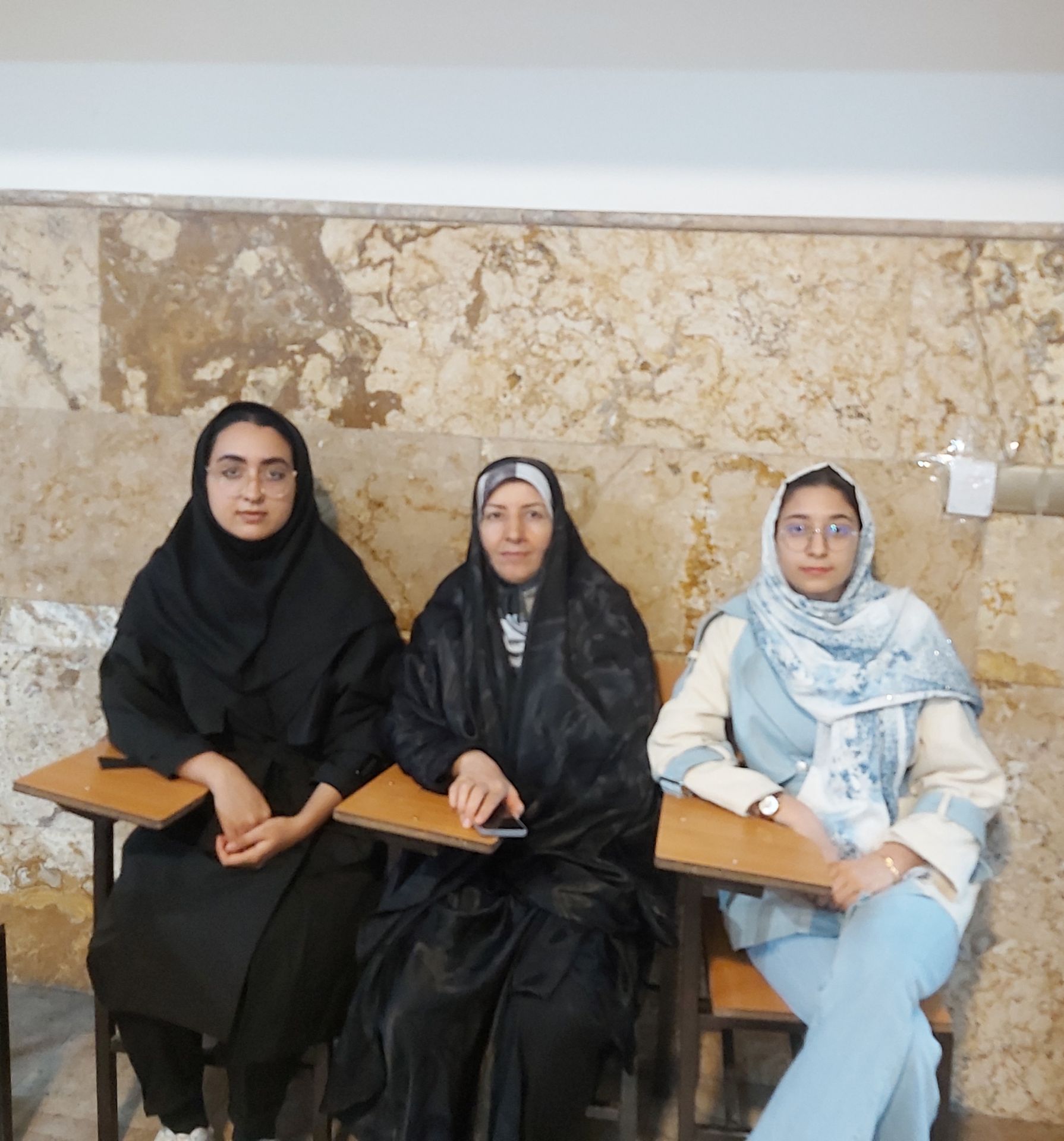 گفت و گو بافاطمه علیوردیلو دانش آموز دوازدهم تجربی از ساوه