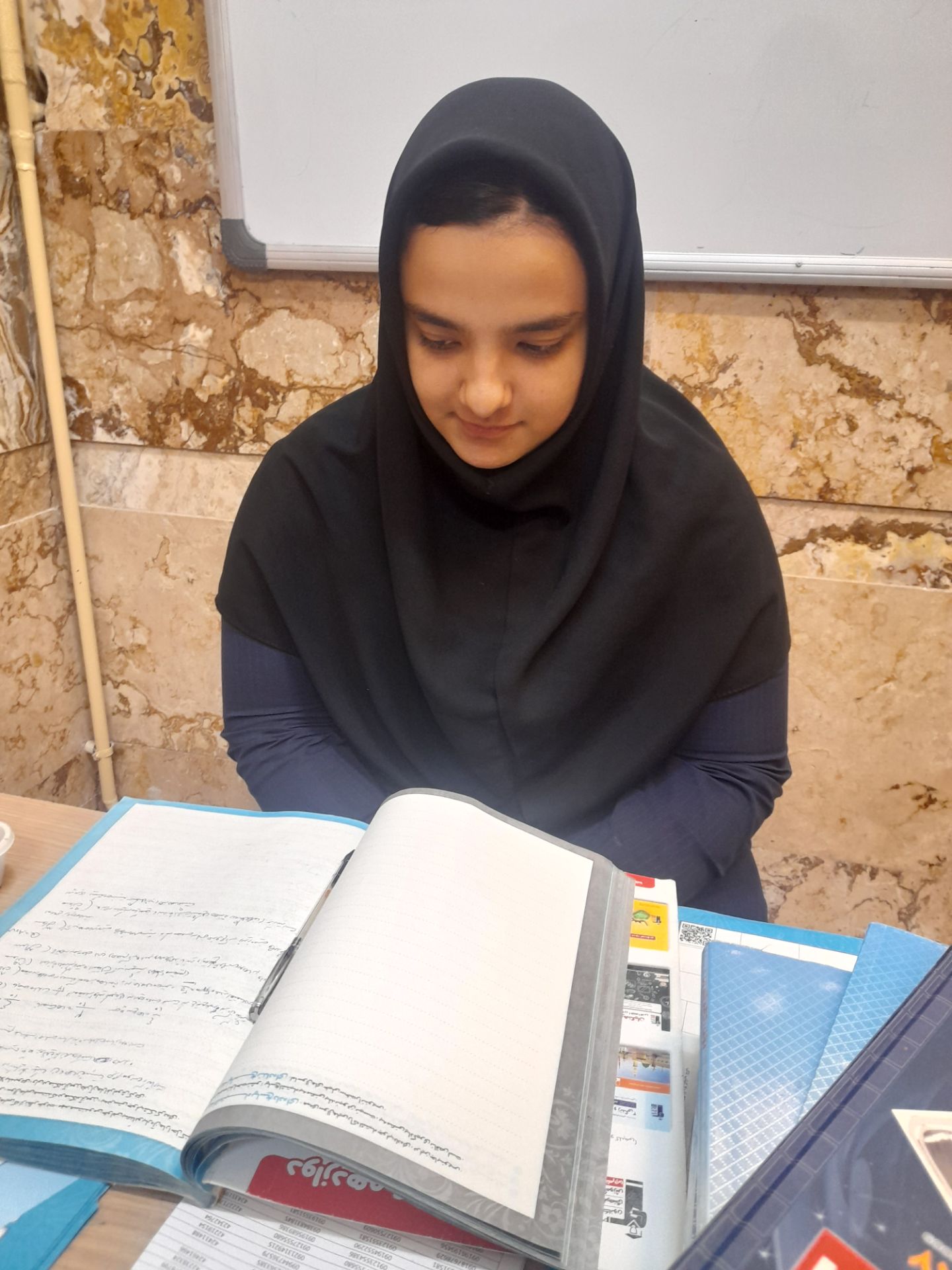 گفت و گو با پرنیا لطیف دختر تلاشگر یازدهم تجربی از ساوه