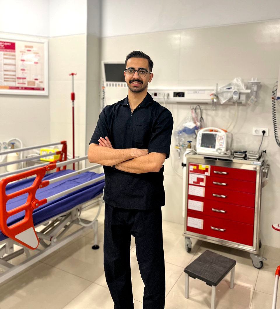 روپوشی که مسئولیت میآورد، نه فقط شغل - گفتگو با پرستار فرزاد ترک