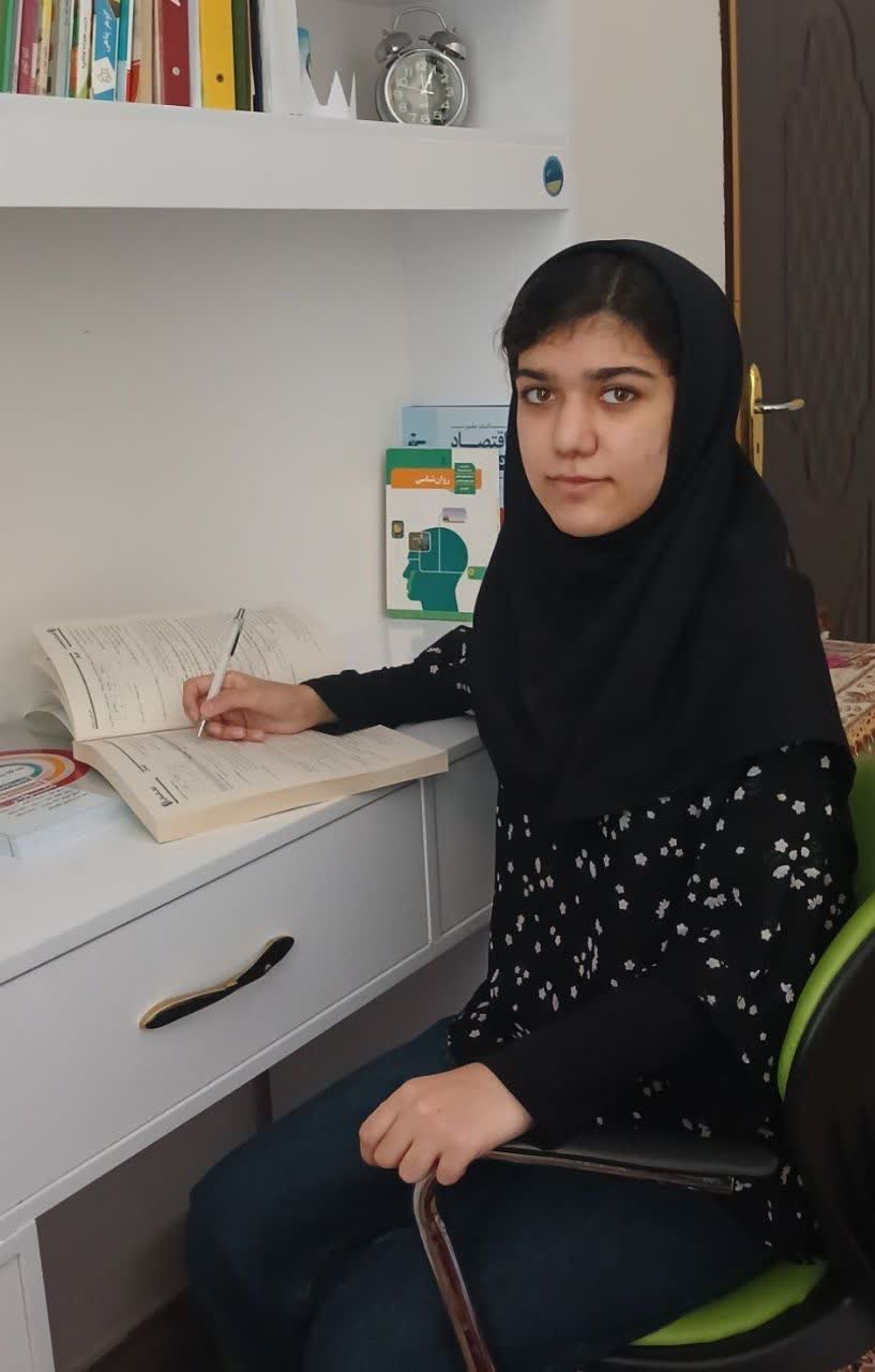گفت و گو با سمیه حسینی،دوازدهم انسانی و تجربه نگاه به آینده