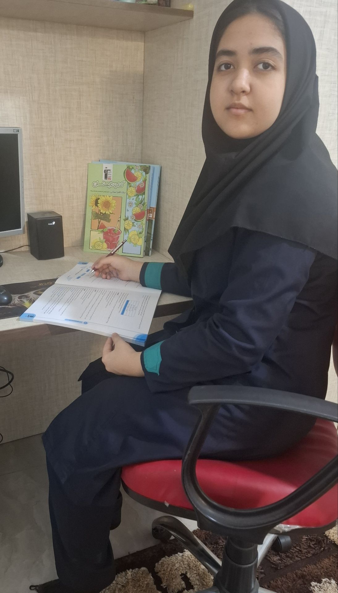 ریحانه سارابی چنار دانش آموز مقطع دوازدهم انسانی