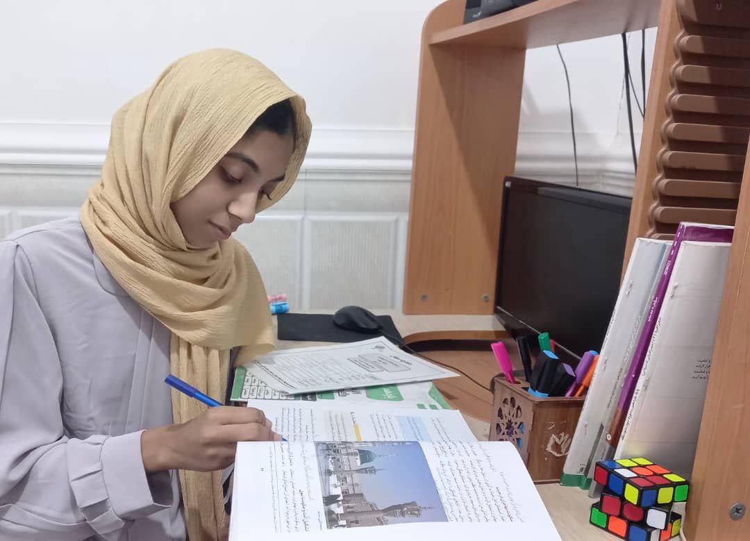 مصاحبه با نازنین زهرا کاظمی: دانشآموز برتر مهر و آبان