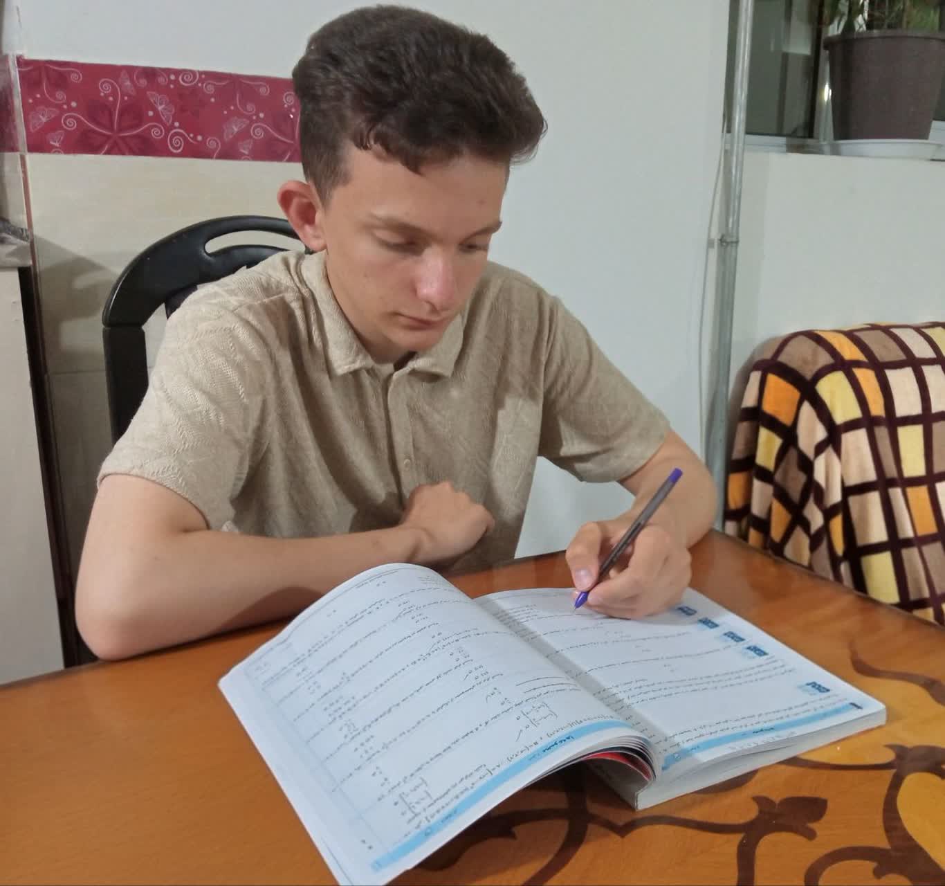 گفتگو با امیرعلی عبداله زاده یازدهم تجربی باشگاه500تاییازمیاندوآب