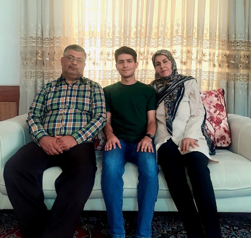 علی صادقی مهارلوئی؛رتبه 8 منطقه 3 رشته ریاضی از سروستان شیراز