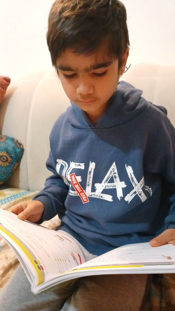 گفت و گو با دانش اموز پر تلاش حسین حسین زاده پایه پنجم