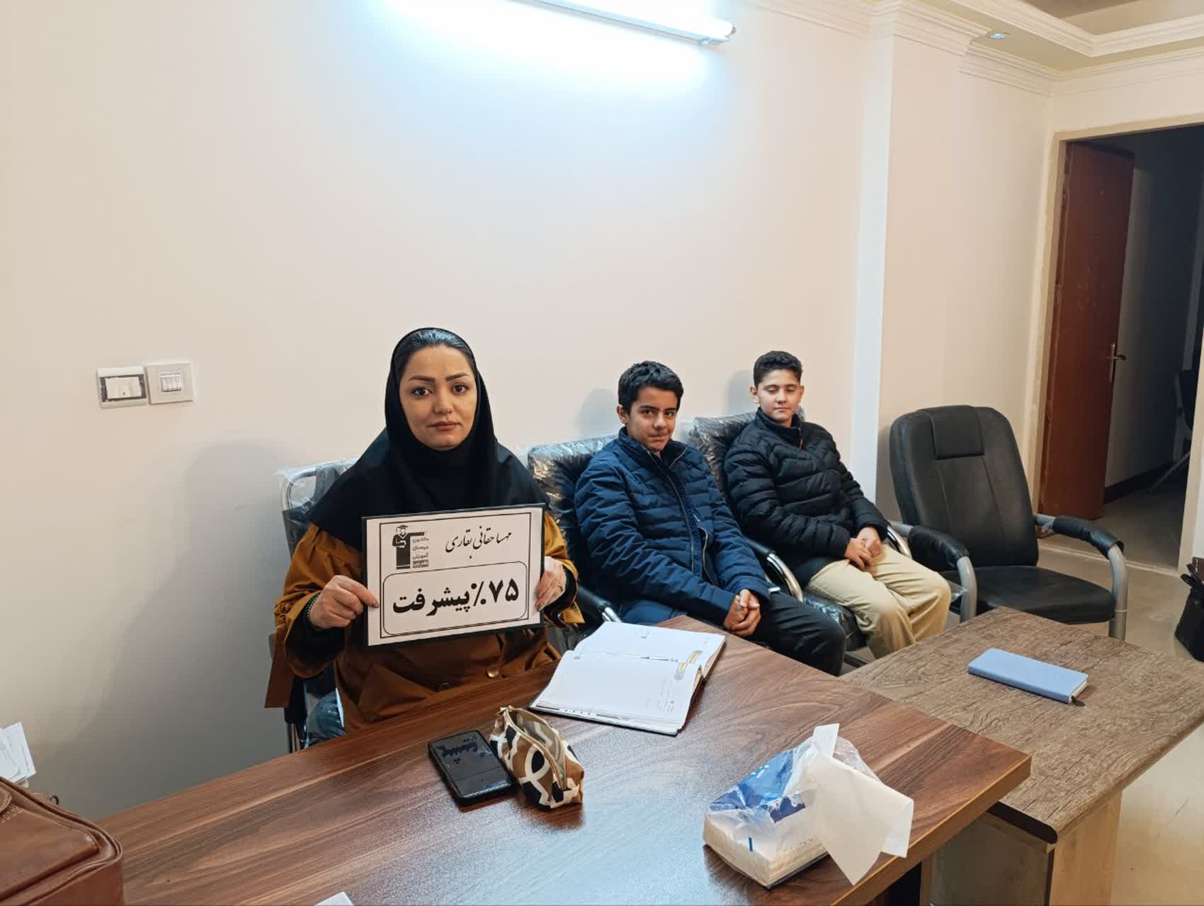 مادری که از عشق تحصیل فرزندش پشتیبان شد