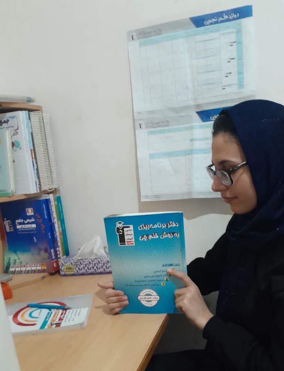 سمیه احمدزاده قهرمان پیشرفت رشته تجربی